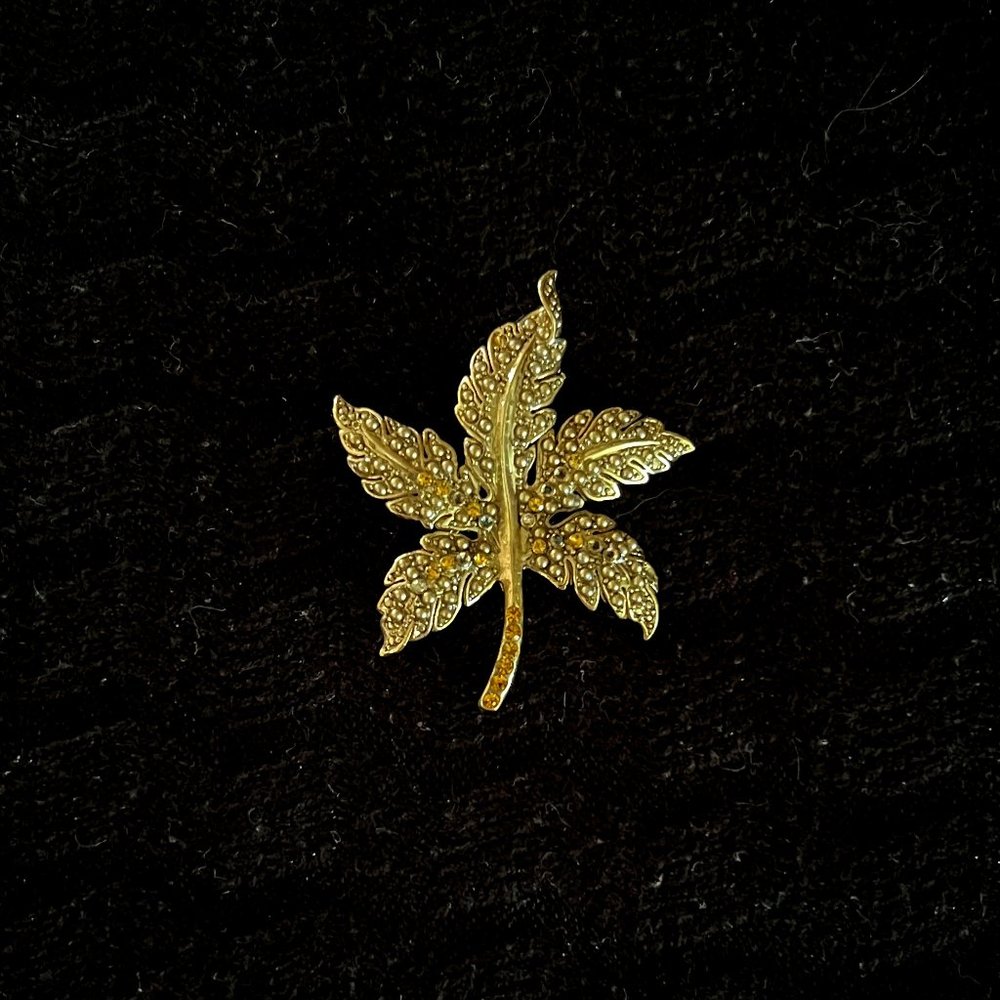 Maple Leaf Shirt Pin